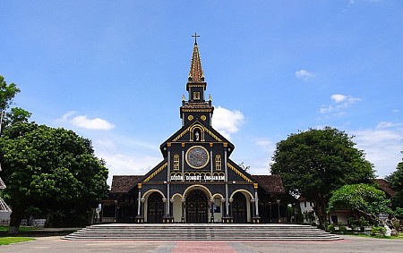 Nhà thờ chánh tòa Kon Tum – nhà thờ gỗ Kon Tum