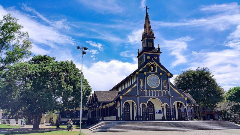 Nhà Thờ Gỗ Kon Tum Tại Tây Nguyên - Ảnh 1