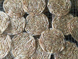Đặc sản bánh tráng cá cơm Kon Tum