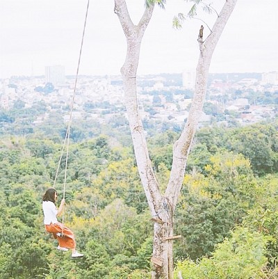 Cảm giác mạnh ngồi xích đu lơ lửng giữa không trung Cảm giác mạnh ngồi xích đu lơ lửng giữa không trung