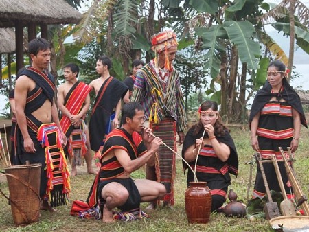 Lễ tạ ơn cha mẹ của người J’rai và Ba Na Lễ tạ ơn cha mẹ của người J’rai và Ba Na