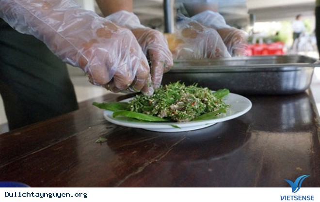 Chuẩn bị cho món gỏi kiến vàng đu đủ