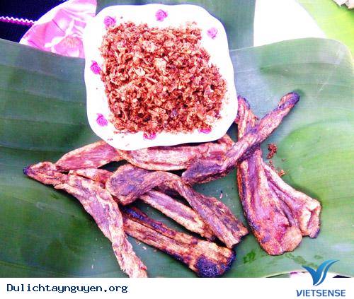 Món thịt bò tái bóp kiến vàng với lá lộc vừng