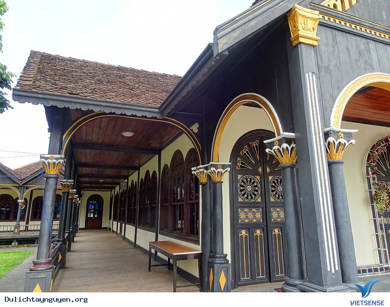 Khám phá nhà thờ chánh tòa Kon Tum - Ảnh 1