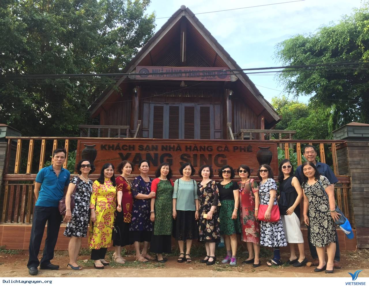 Hình ảnh Đoàn Khách Thăm Quan Tây Nguyên 06-09.04 - Ảnh 3 Hình ảnh Đoàn Khách Thăm Quan Tây Nguyên 06-09.04 - Ảnh 3