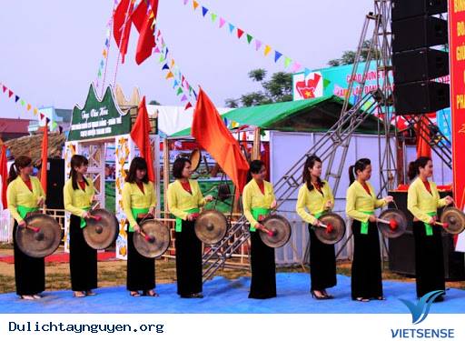 Hòa mình vào lễ hội ánh sáng và tiếng cồng chiêng Hòa mình vào lễ hội ánh sáng và tiếng cồng chiêng