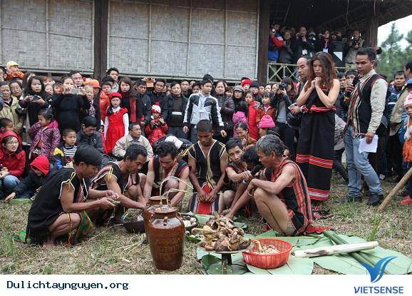 Lễ cúng trỉa lúa của dân tộc Brâu